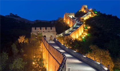 Passeie pela Grande Muralha de Badaling à noite